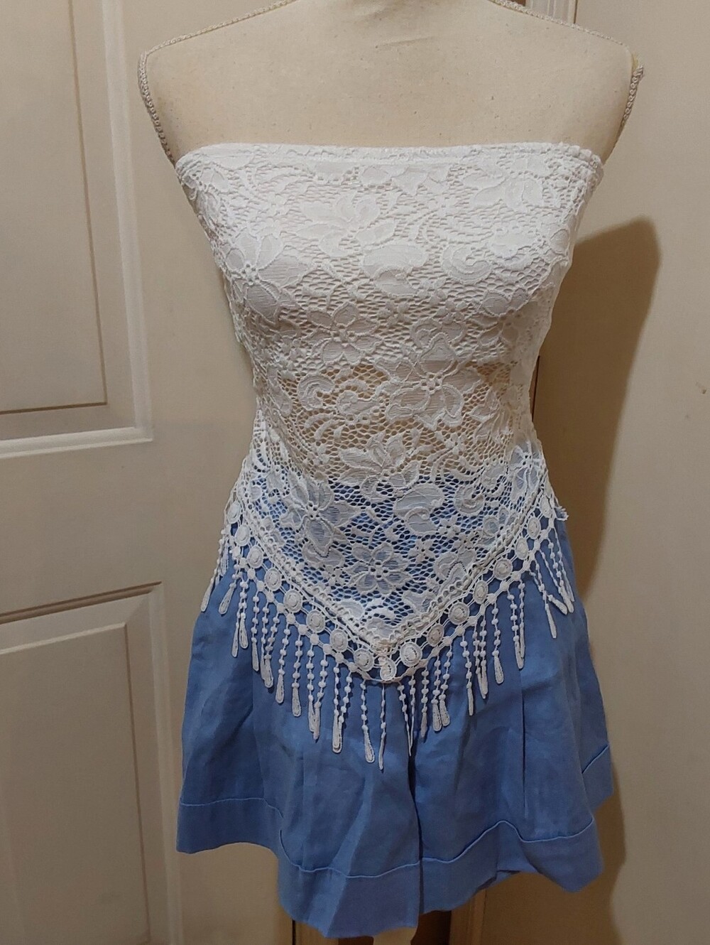 🌺 NWT FashionNova Ivory Lace Crop Top